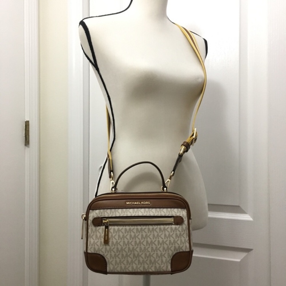 Michael Kors Crossbody Bag & passport case/wallet - Picture 6 of 8